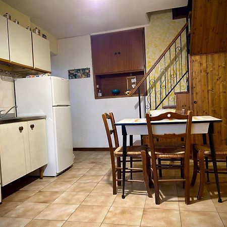 Little Flower Apartment Corfino Esterno foto